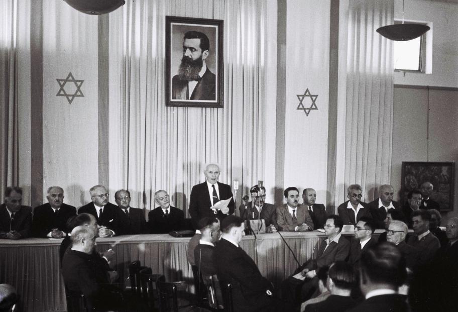 Puolalaissyntyinen David Ben-Gurion julistaa Israelin itsenäisyyden vuonna 1948. Kuvan lähde: Wikimedia Commons.