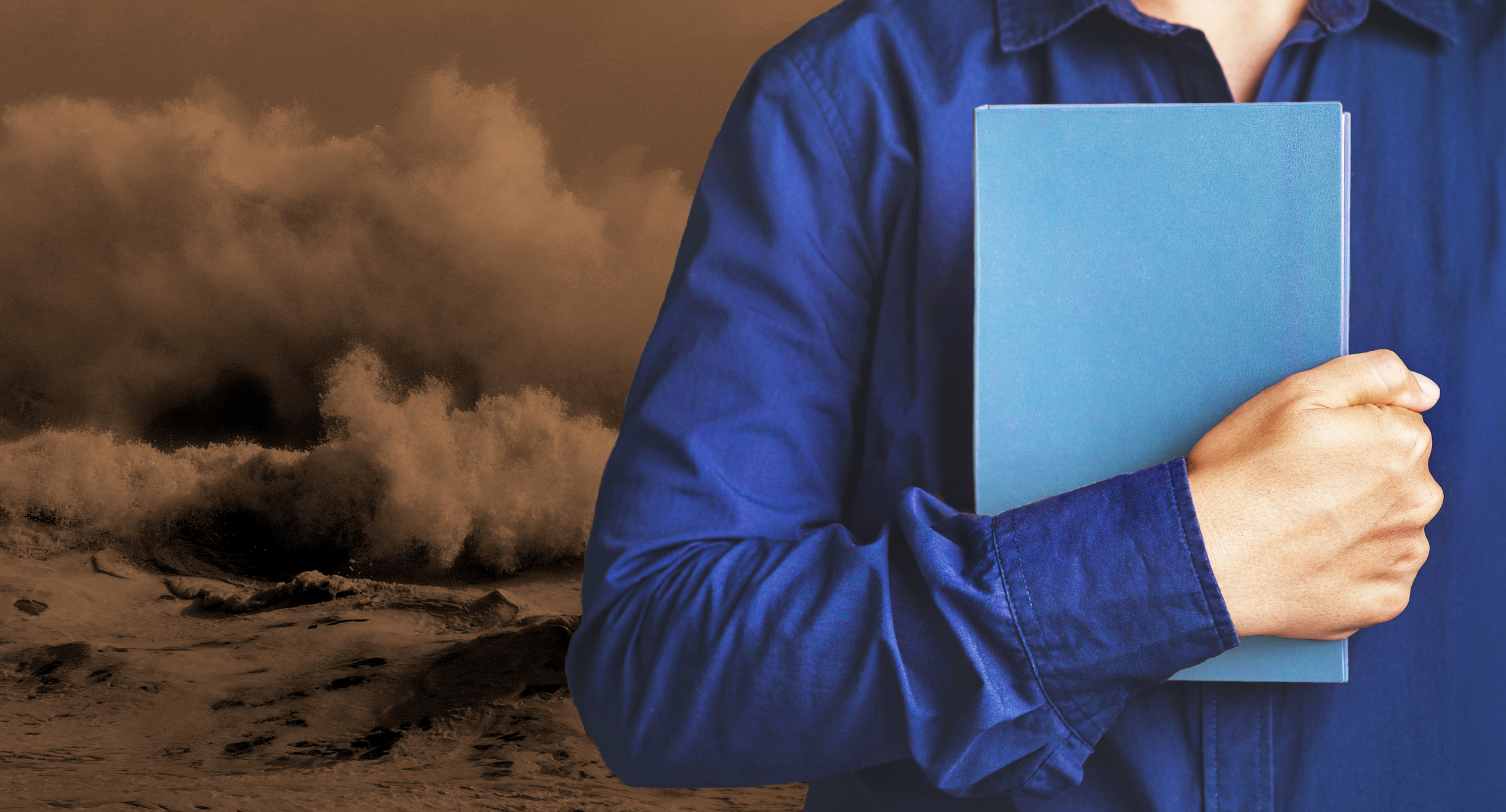Kuvituksenomainen kuva, jossa siniseen paitaan pukeutunut henkilö pitää kirjaa kädessään rintansa edessä. Taustalla näkyy punaisenruskeaa, myrskyävää merta.
