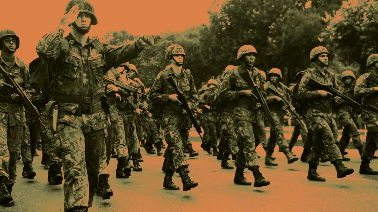 Maastonvihreäksi ja oranssiksi väritetty valokuva sotilaista, jotka marssivat joukkona taisteluasuissa, kypärät päässä ja aseet kädessä. 