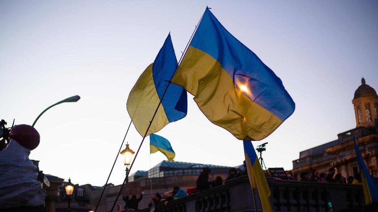 Ukrainan lippuja liehuu ilmassa.