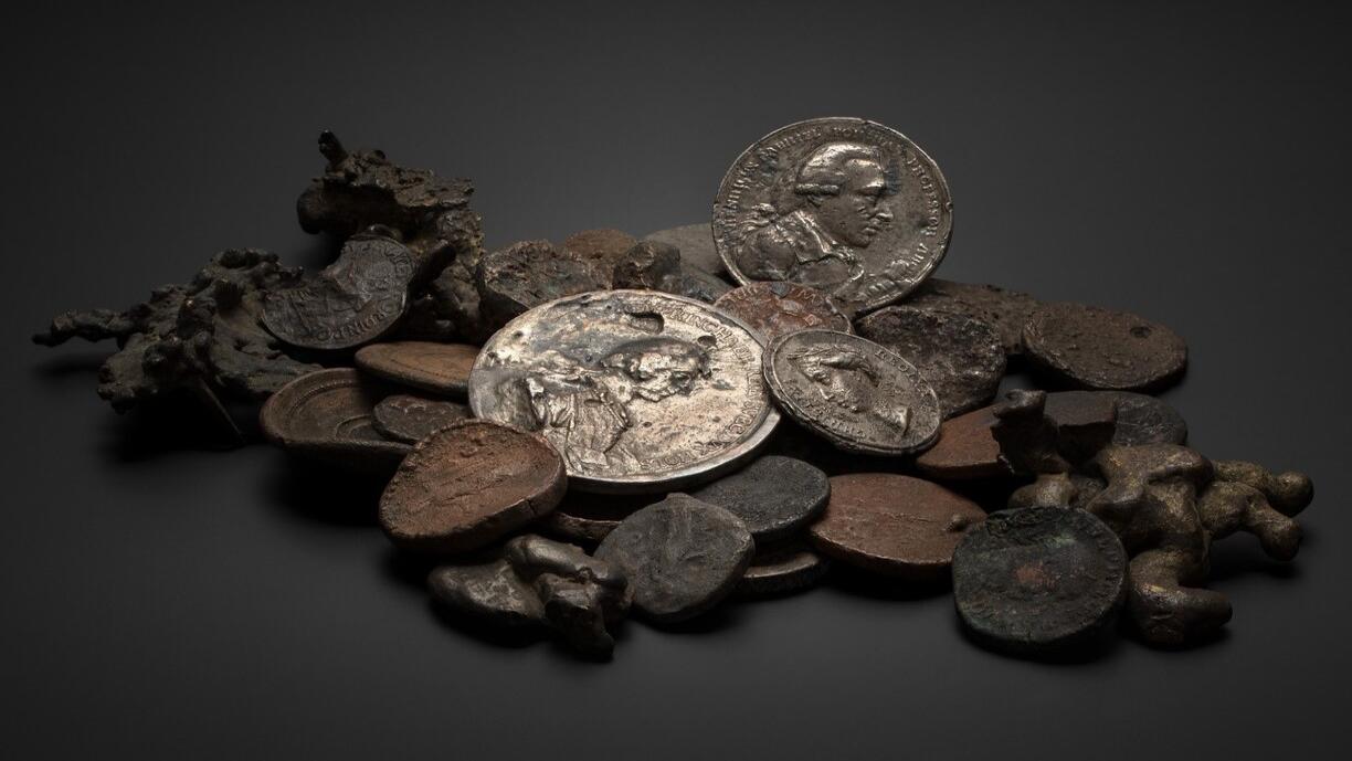 Turun palosta talteen kerättyjä palaneita roomalaisia rahoja ja sulaneita osia raha- ja mitalikaapeista.