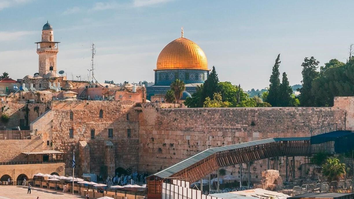 Jerusalemin maisemakuva, jossa näkyy Itkumuuri ja Sininen moskeija.