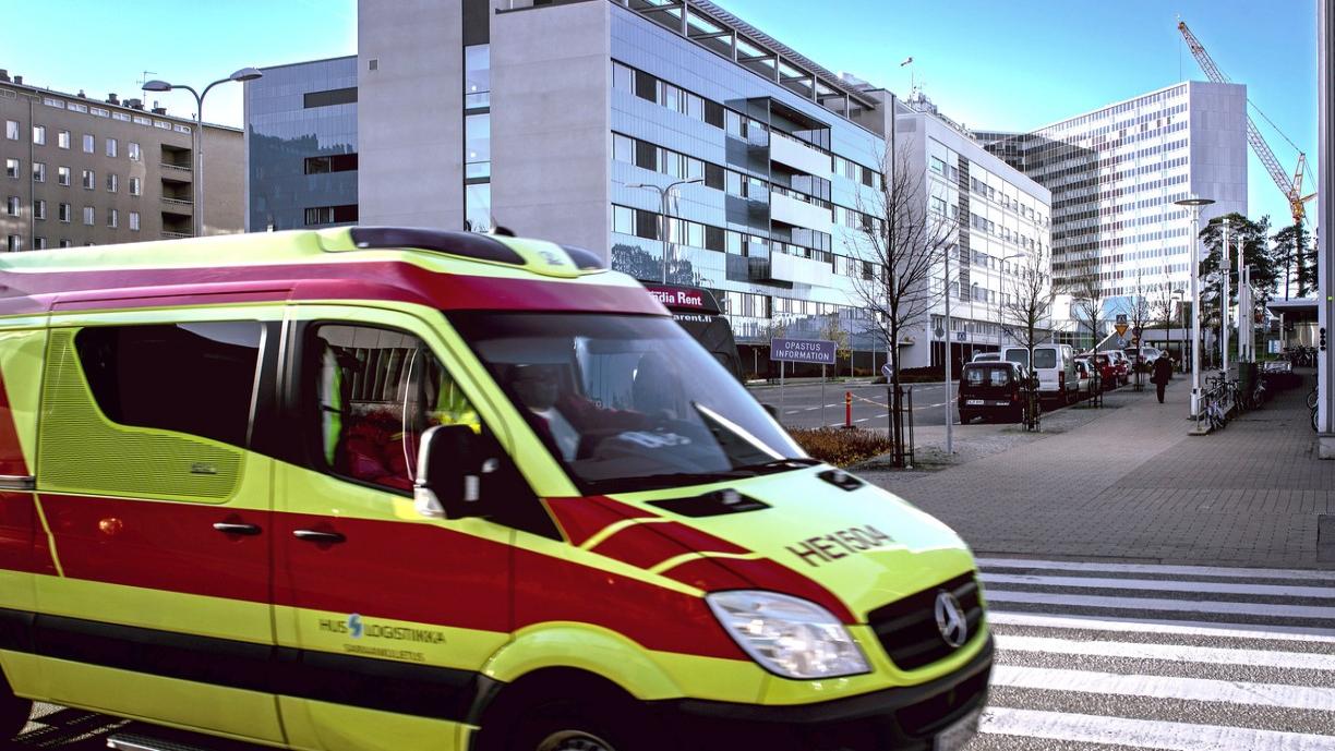 Ambulanssi Meilahden sairaala-alueella Helsingissä.