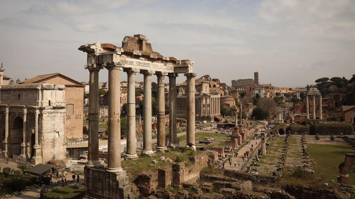 Kuva Forum Romanumin raunioista Roomassa.