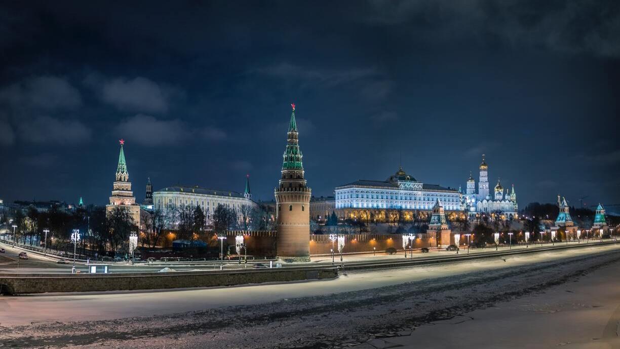 Moskovan Krelm kuvattuna pimeän aikaan.