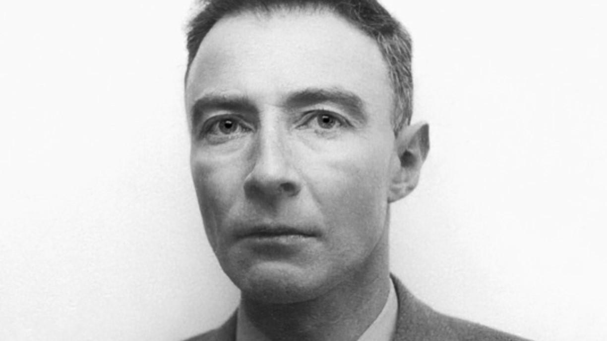 Mustavalkoinen kasvokuva J. Robert Oppenheimerista.