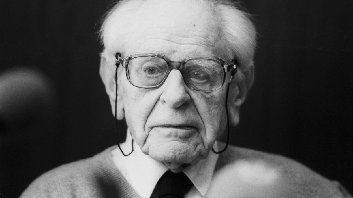 Mustavalkoinen valokuva Karl Popperista.