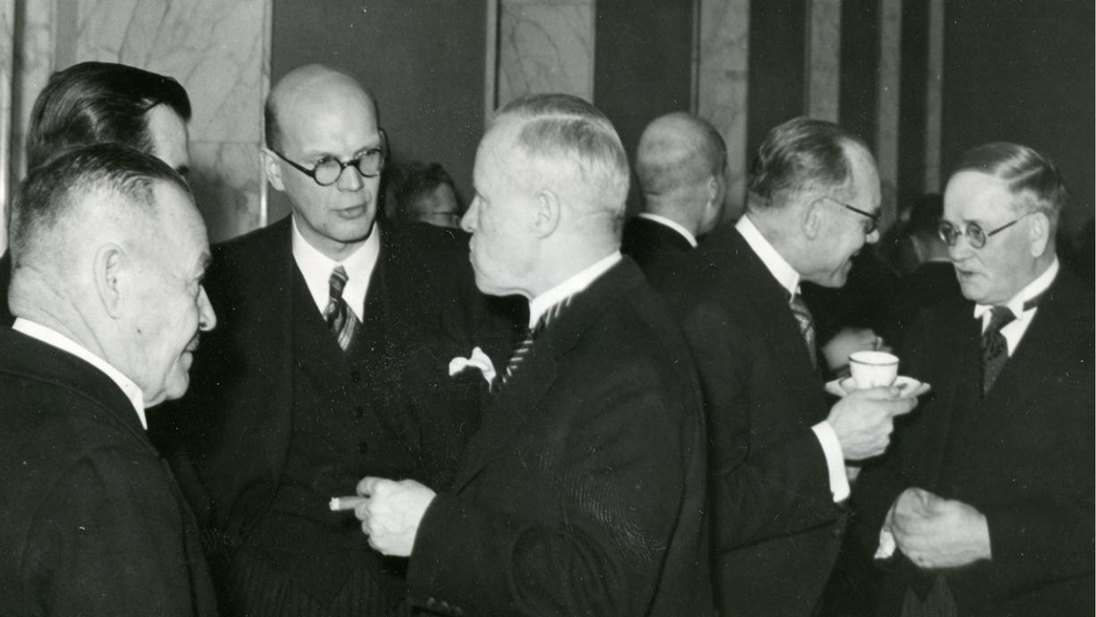 . Kuvassa kansanedustajia kahvilla, luultavasti sota-aikaan. Keskellä Väinö Tanner sikari kädessään, vieressä Urho Kekkonen.