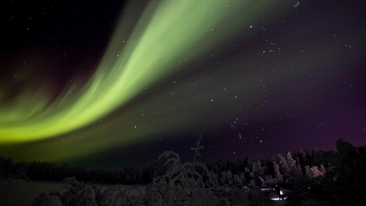 Revontulia yötaivaalla.