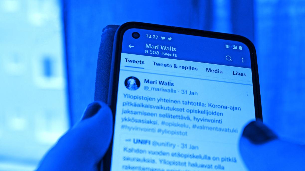 Sinisävyinen valokuva älypuhelimen ruudusta, jolla on näkyvissä Mari Wallsin Twitter-tili. Tilin tiedoissa lukee, että tilillä on 9508 twiittiä.