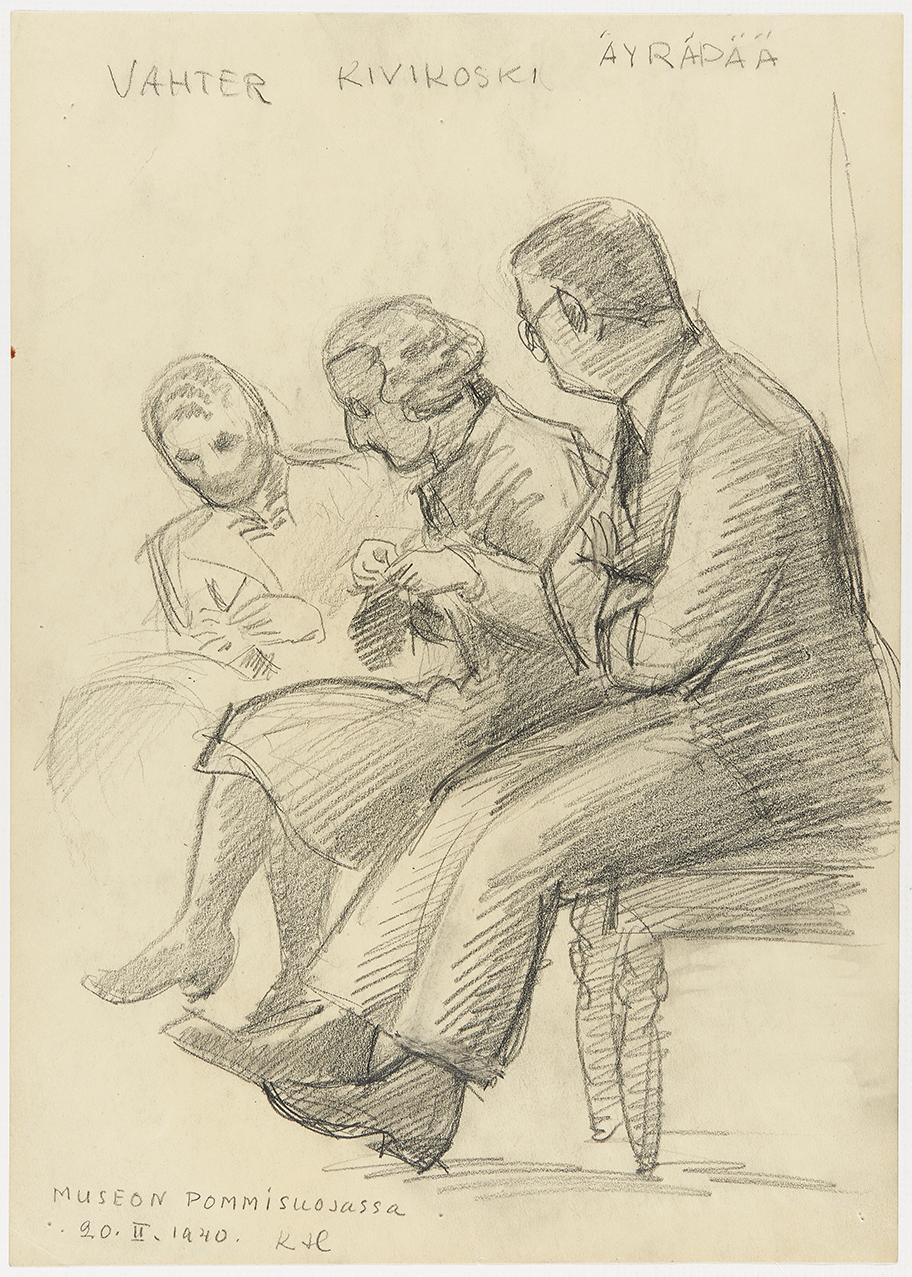 Mustavalkoisessa piirroksessa kaksi naista ja yksi mies istuvat vierekkäin hieman etukumarassa. Keskellä oleva Ella Kivikoski näyttää neulovan. 