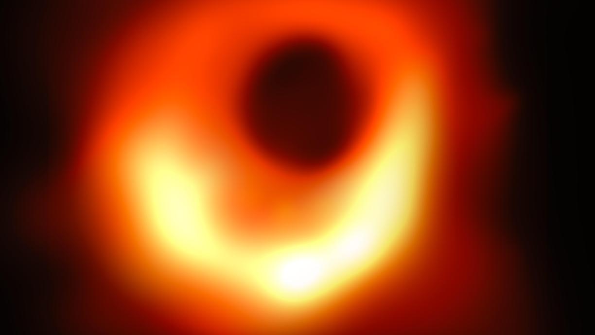Mustalla taustalla on pehmeäreunainen, muodoiltaan pyöreä hieman epämääräinen punainen kuvio. Kuvion alaosa hehkuu vaalean keltaisena, ja hieman keskiosan yläpuolella on pyöreä musta alue.
