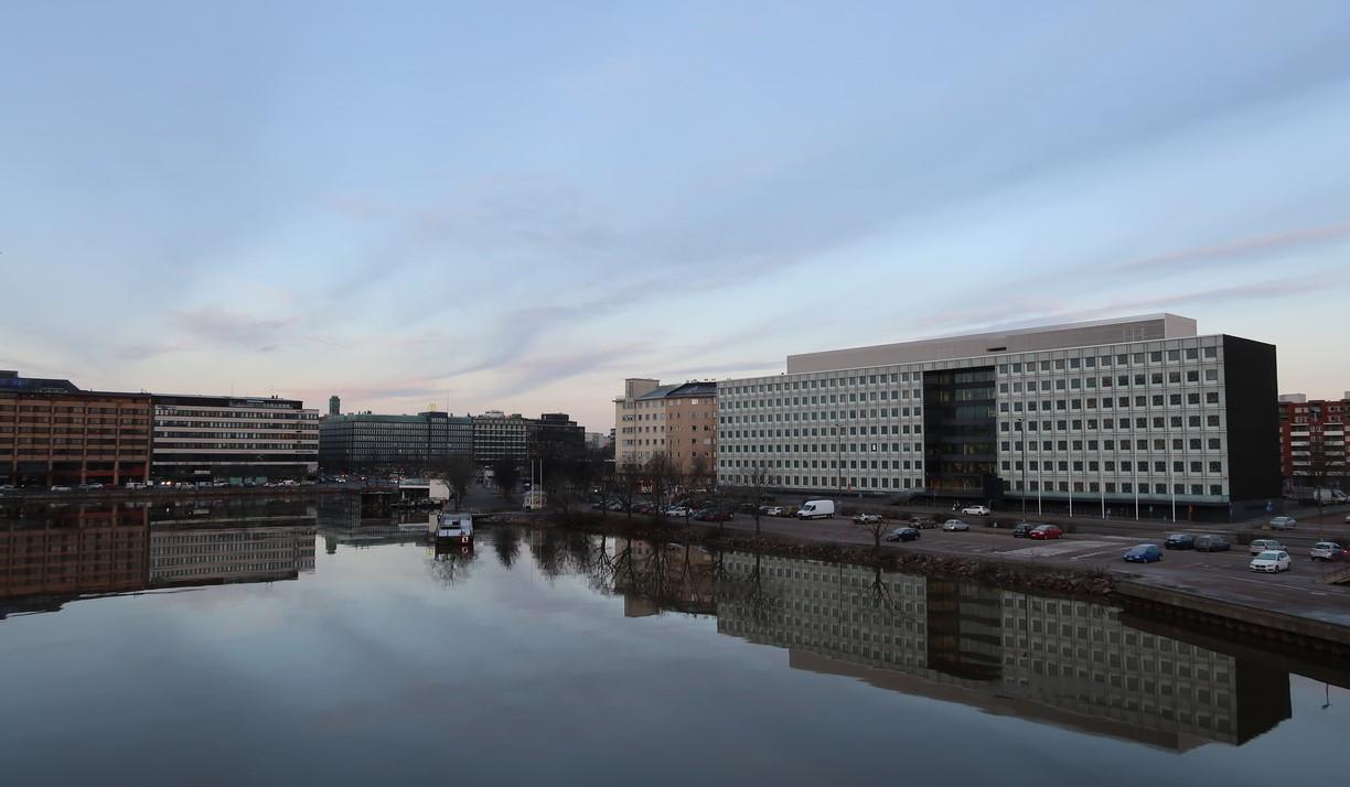 Kuva Suomen Akatemian toimitalosta Hakaniemen rannassa Helsingissä.