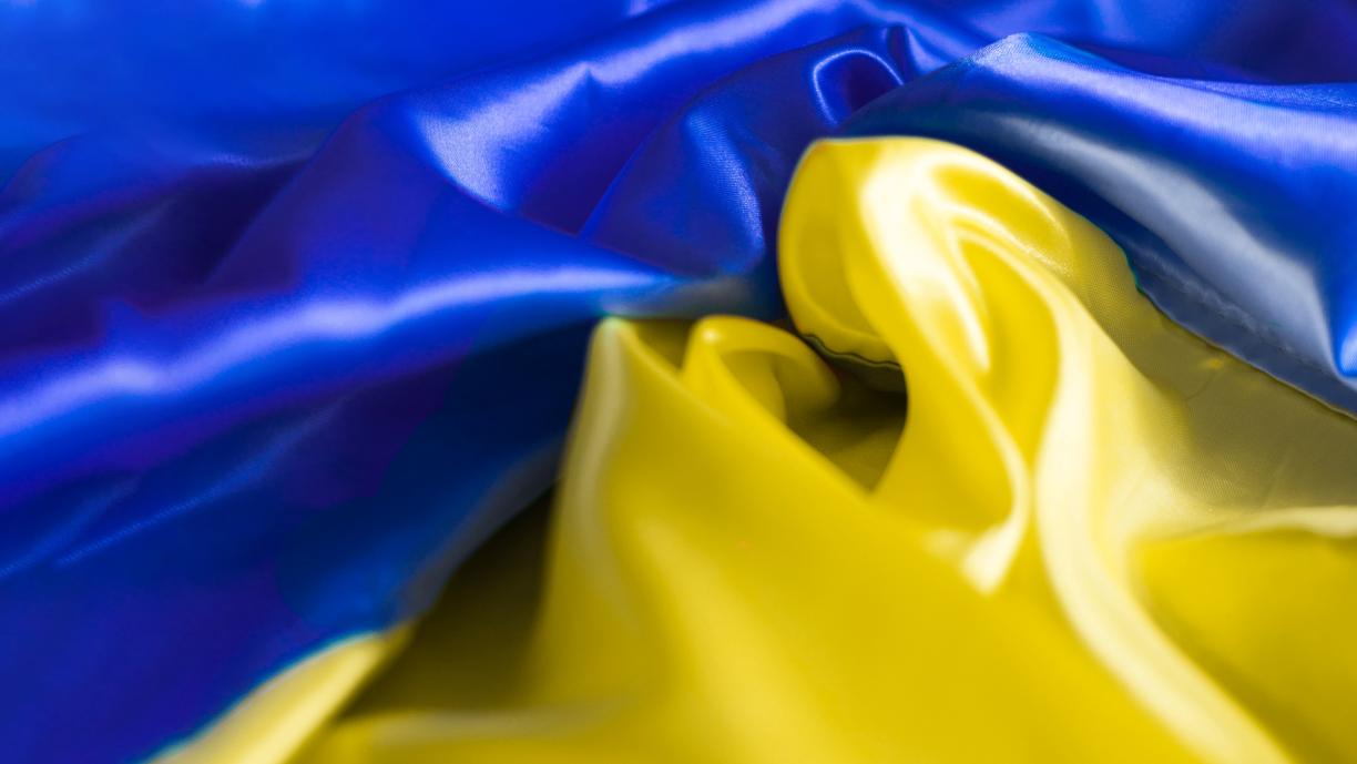 Ukrainan lipun värit kiiltävässä, laskostetussa kankaassa.
