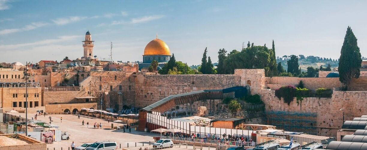 Jerusalemin maisema, jossa näkyy Itkumuuri ja Sininen moskeija.