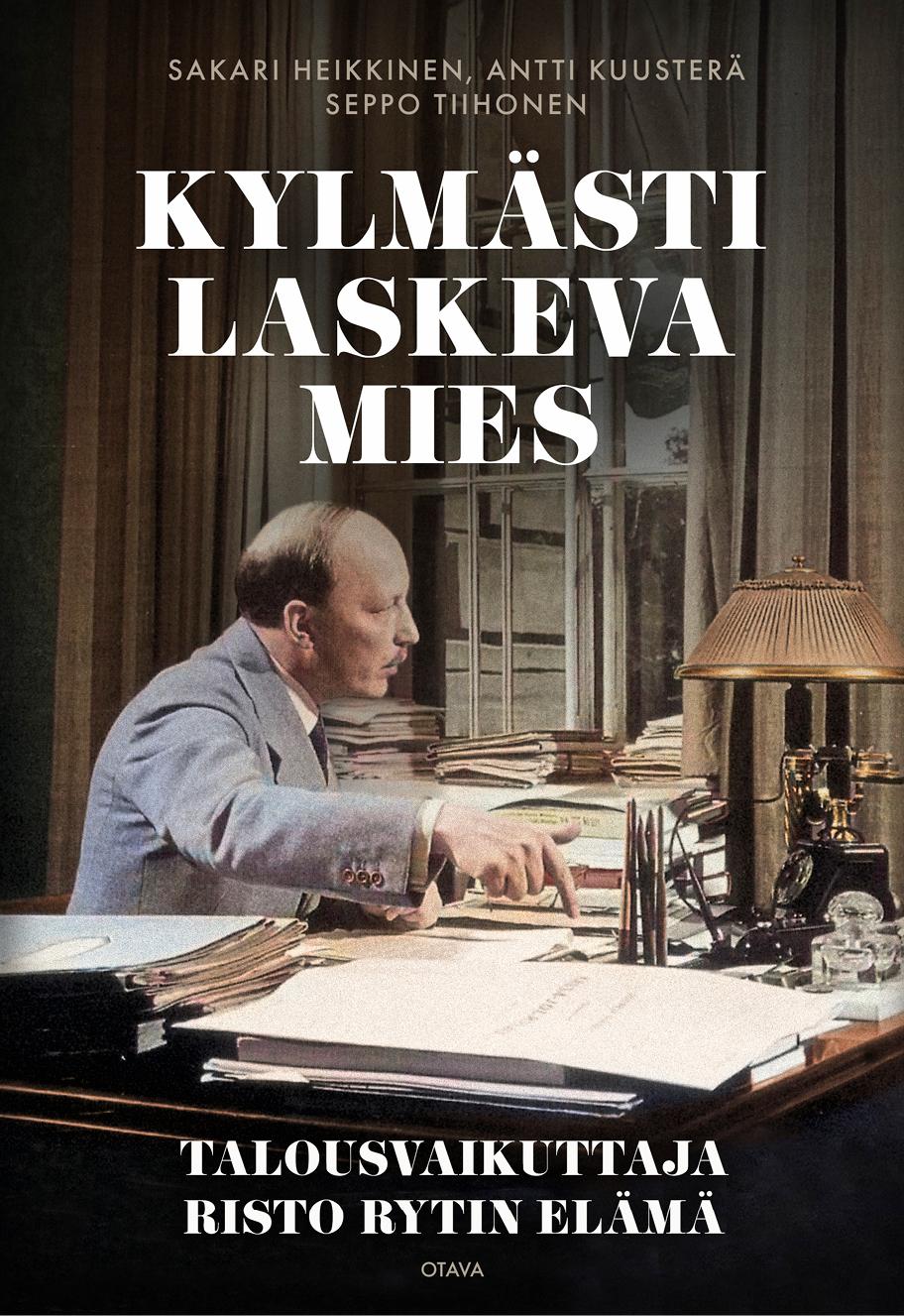 Kylmästi laskeva mies -kirjan kansi.