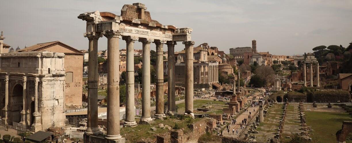 Valokuva Forum Romanumin raunioista Roomassa.