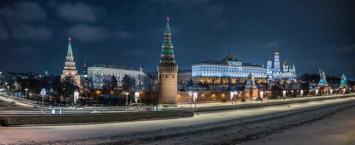 Moskovan Krelm kuvattuna pimeän aikaan.