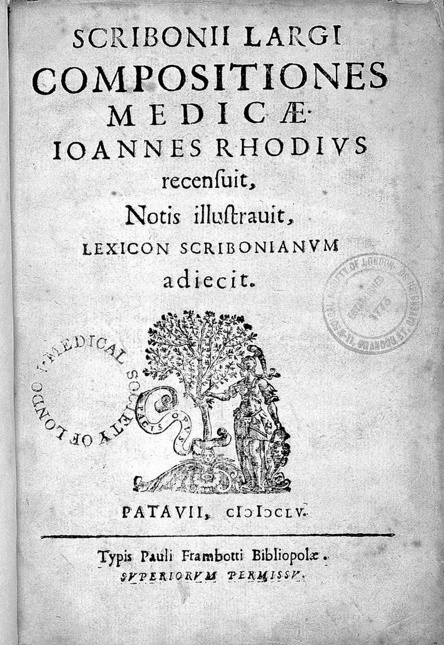 Mustavalkoinen, hieman kuluneen näköinen kirjan sivu. Yläosassa lukee suurella "SCRIBONII LARGI COMPOSITIONES MEDICAE IOANNES RHODIUS". Sen alla on muutamia pienempiä tekstejä. Keskellä on viivapiiros, jossa henkilö poimii jotain tuuheasta puusta tai pensaasta.