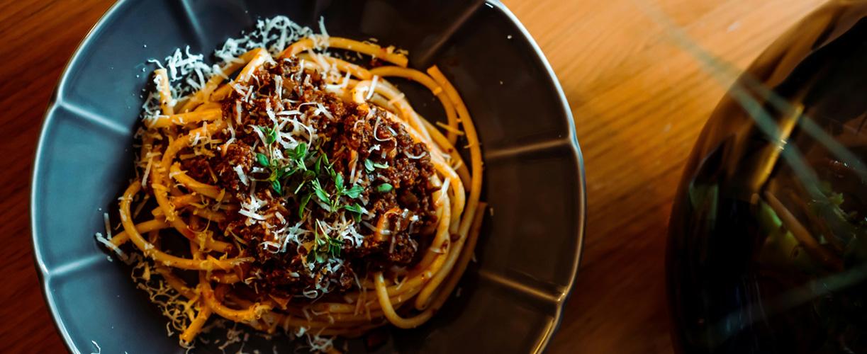 Pasta-annos, jonka päällä on kastiketta.