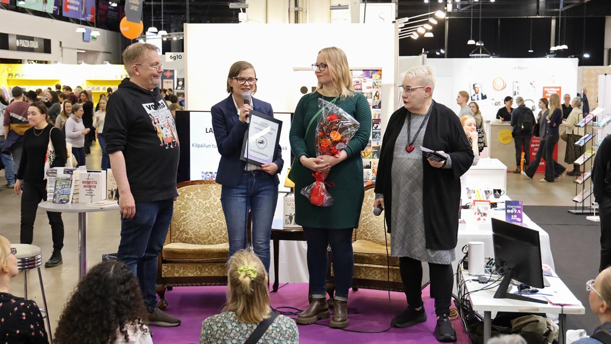 Tuomas Rantanen, Taina Vuokko, Anne Haapanen ja Sirpa Pietikäinen seisovat Kirjamessujen lavalla.