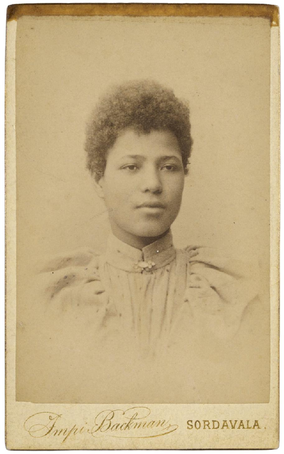 Mustavalkoinen valokuva naisoletusta.