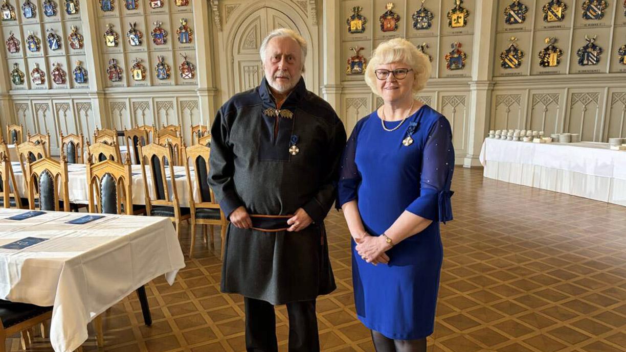 Pekka Sammallahti ja Kotuksen johtaja Leena Nissilä Ritarihuoneella.