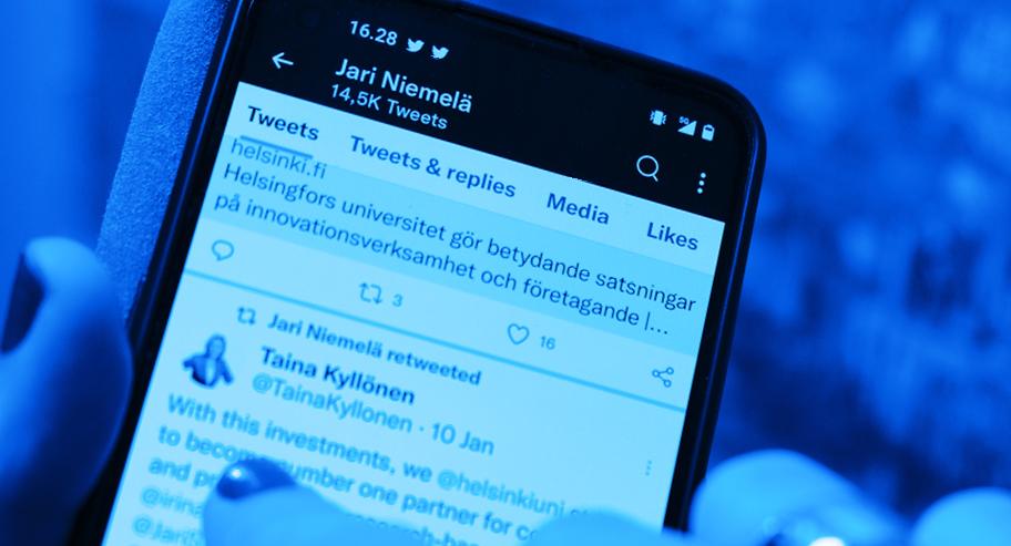 Sinisävyinen valokuva älypuhelimen ruudusta, jolla on näkyvissä Jari Niemelän Twitter-tili. Tilin tiedoissa lukee, että tilillä on 14,5 tuhatta twiittiä.