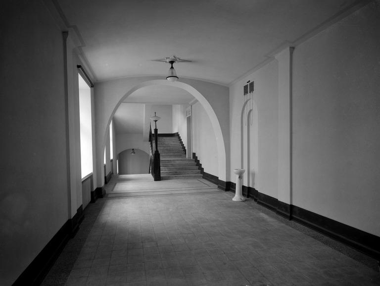 Mustavalkoinen kuva vuodelta 1926, jossa näkyy Tieteiden talon 2. kerroksen aulatilat.