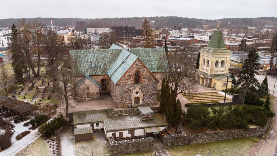 Kirkkonummen keskiaikainen kivikirkko kuvattuna ilmasta.