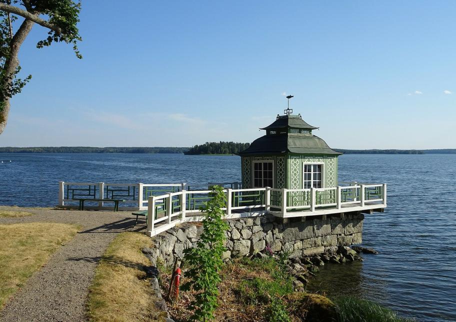 Grönsön kiinalainen huvimaja Ruotsissa. Pieni vihreä rakennus veden äärellä.