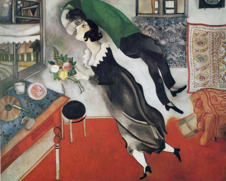 Marc Chagallin maalaus Syntymäpäivä, jossa lentävältä vaikuttava hahmo näyttää suutelevan naista, joka pitelee kädessään kukkakimppua.