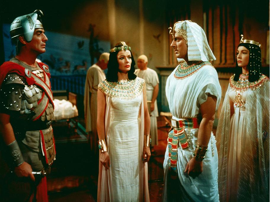 Kuva Sinuhe egyptiläinen -elokuvasta. Sinuhe egyptiläinen seisoo vierellään nainen ja vastapäätään sotilas.