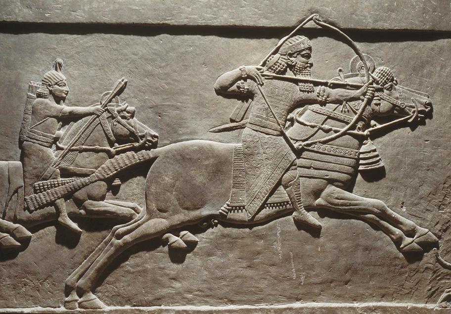 Kiveen hakattu reliefi, jossa kaksi sotilasta ratsastaa vauhdikkaan näköisesti. Etummainen sotilaista on juuri ampumassa jousella.