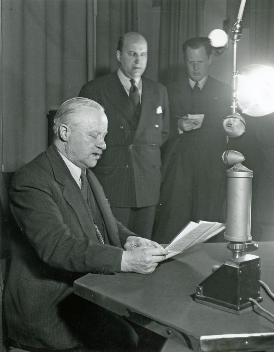 Väinö Tanner lukee Yleisradion lähetyksessä talvisodan rauhanehtoja suomalaisille.